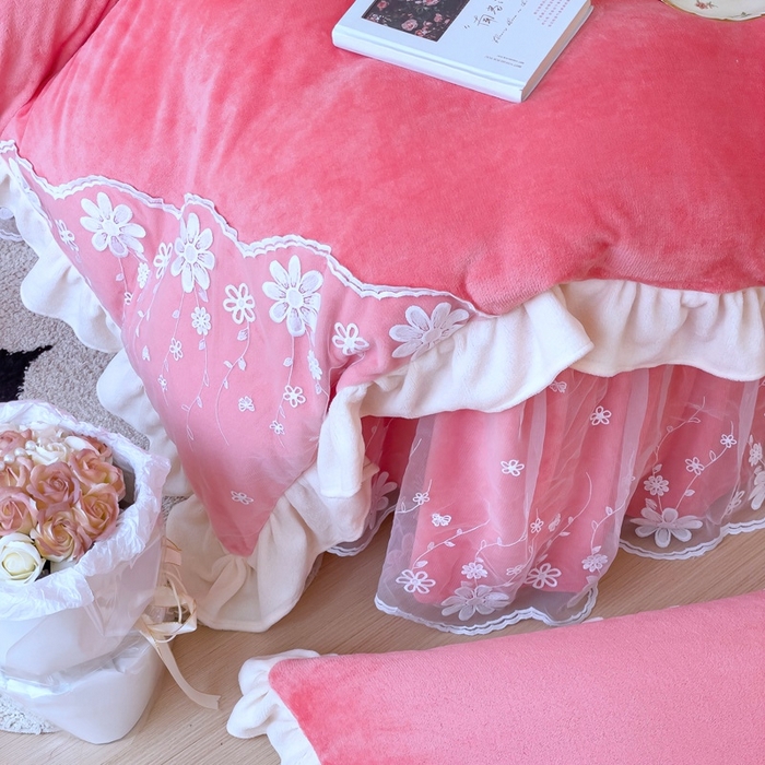 91家纺网 家纺一手货源 找家纺 睡美人 2025新款牛奶绒蕾丝款床裙四件套花仙子系列 花仙子-石榴红