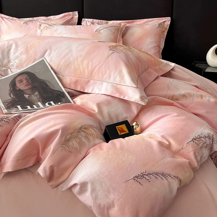 91家纺网 家纺一手货源 找家纺 格里芬 2025全棉加厚磨毛纯棉生态磨毛印花四件套 卢雪眠-粉