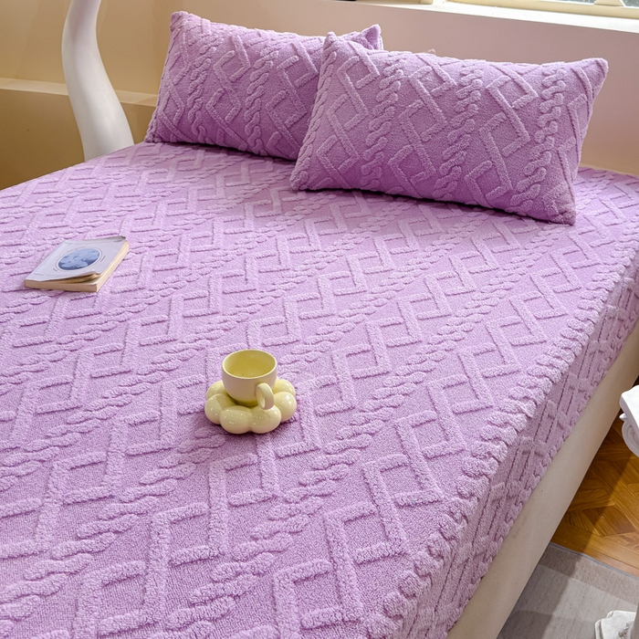 91家纺网 家纺一手货源 找家纺 睡美人 2025新款塔芙绒纯色立体雕花床笠三件套 塔芙绒香叶紫