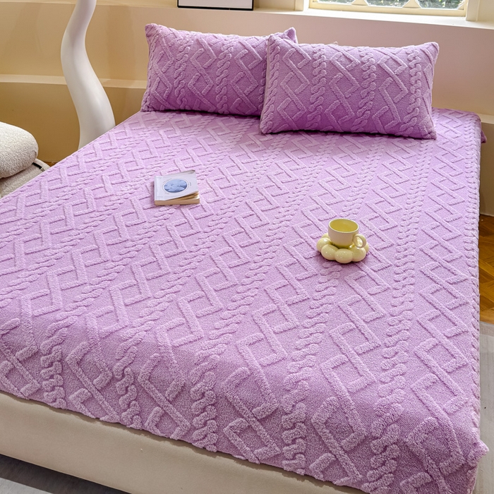 91家纺网 家纺一手货源 找家纺 睡美人 2025新款塔芙绒纯色立体雕花床笠三件套 塔芙绒香叶紫