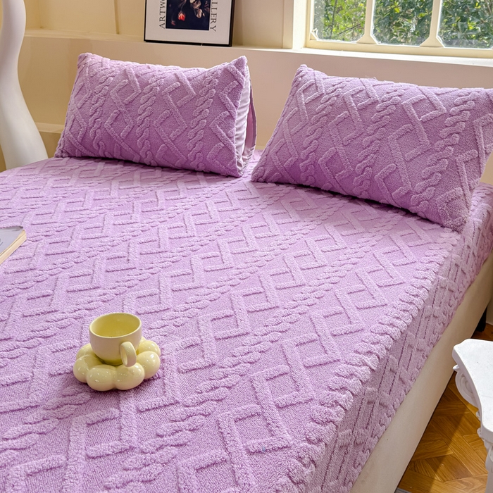 91家纺网 家纺一手货源 找家纺 睡美人 2025新款塔芙绒纯色立体雕花床笠三件套 塔芙绒香叶紫