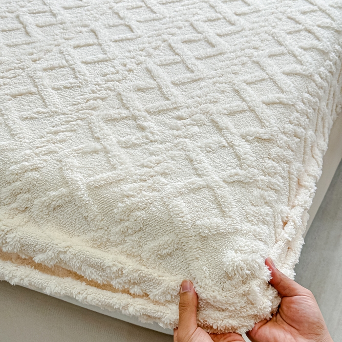 91家纺网 家纺一手货源 找家纺 （总）睡美人 2025新款塔芙绒纯色立体雕花床笠三件套