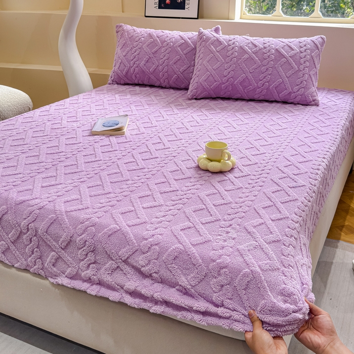 91家纺网 家纺一手货源 找家纺 睡美人 2025新款塔芙绒纯色立体雕花床笠三件套 塔芙绒香叶紫