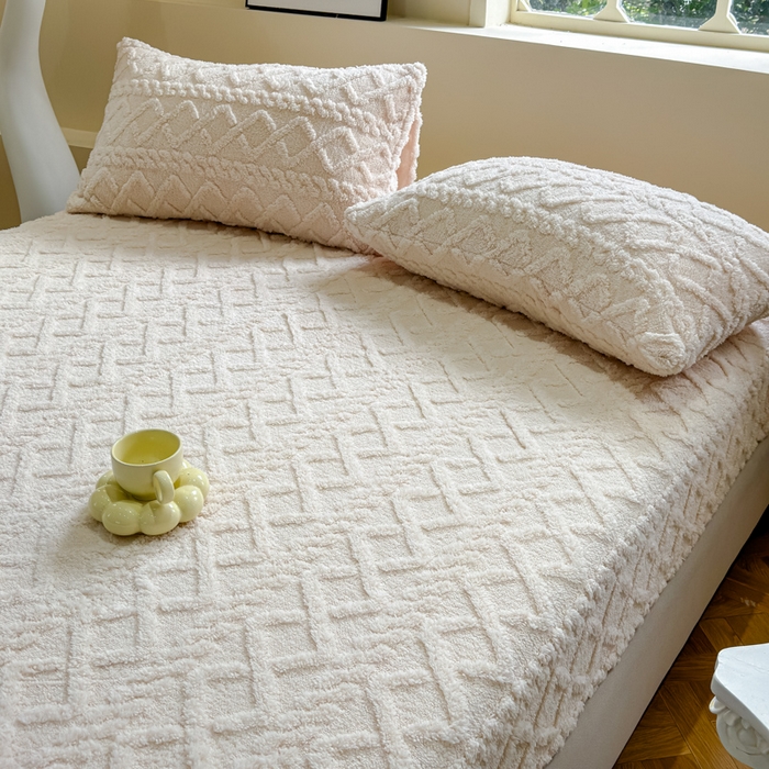 91家纺网 家纺一手货源 找家纺 睡美人 2025新款塔芙绒纯色立体雕花床笠三件套 塔芙绒奶油白