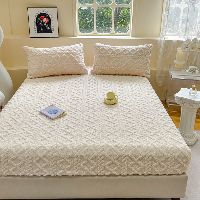 91家纺网 家纺一手货源 找家纺 睡美人 2025新款塔芙绒纯色立体雕花床笠三件套 塔芙绒奶油白