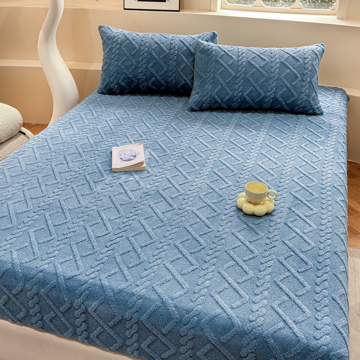 91家纺网 家纺一手货源 找家纺 睡美人 2025新款塔芙绒纯色立体雕花床笠三件套 塔芙绒星空蓝