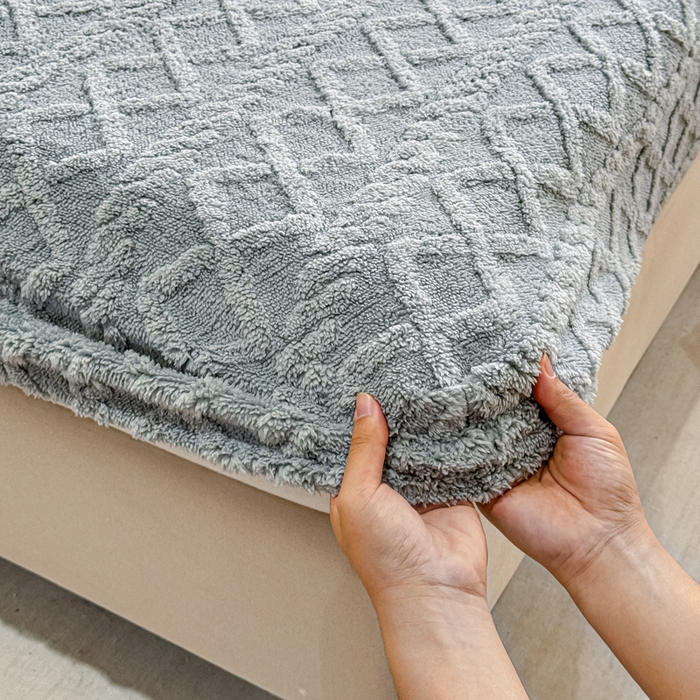 91家纺网 家纺一手货源 找家纺 睡美人 2025新款塔芙绒纯色立体雕花床笠三件套 塔芙绒香槟灰