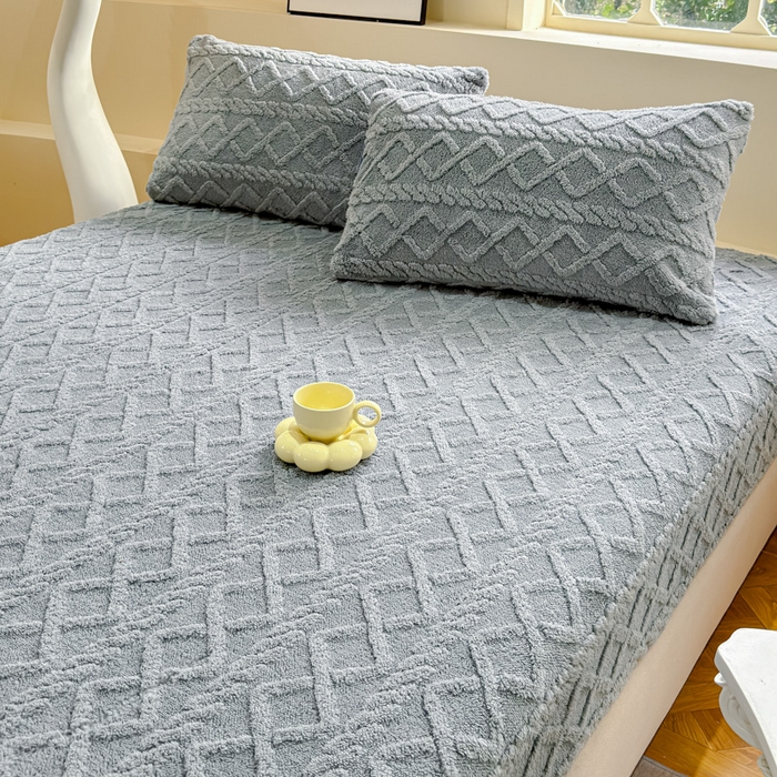 91家纺网 家纺一手货源 找家纺 睡美人 2025新款塔芙绒纯色立体雕花床笠三件套 塔芙绒香槟灰