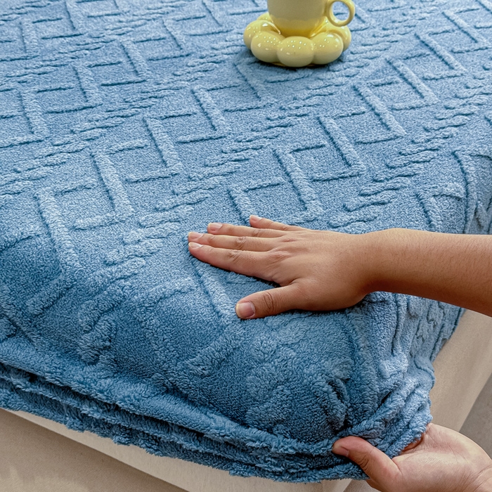 91家纺网 家纺一手货源 找家纺 睡美人 2025新款塔芙绒纯色立体雕花床笠三件套 塔芙绒星空蓝