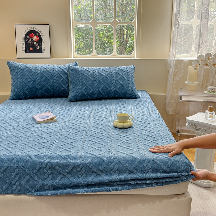 91家纺网 家纺一手货源 找家纺 睡美人 2025新款塔芙绒纯色立体雕花床笠三件套 塔芙绒星空蓝