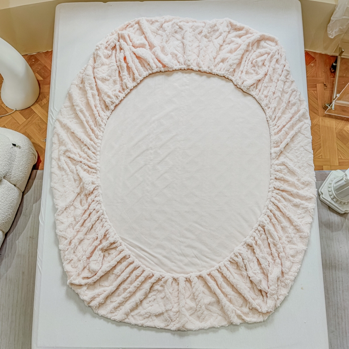 91家纺网 家纺一手货源 找家纺 睡美人 2025新款塔芙绒纯色立体雕花床笠三件套 塔芙绒奶油白