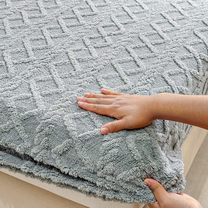 91家纺网 家纺一手货源 找家纺 睡美人 2025新款塔芙绒纯色立体雕花床笠三件套 塔芙绒香槟灰