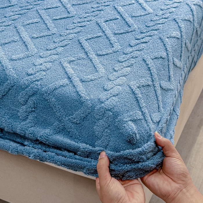 91家纺网 家纺一手货源 找家纺 睡美人 2025新款塔芙绒纯色立体雕花床笠三件套 塔芙绒星空蓝