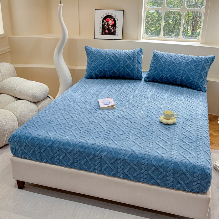 91家纺网 家纺一手货源 找家纺 睡美人 2025新款塔芙绒纯色立体雕花床笠三件套 塔芙绒星空蓝