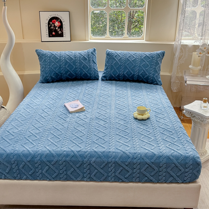 91家纺网 家纺一手货源 找家纺 睡美人 2025新款塔芙绒纯色立体雕花床笠三件套 塔芙绒星空蓝