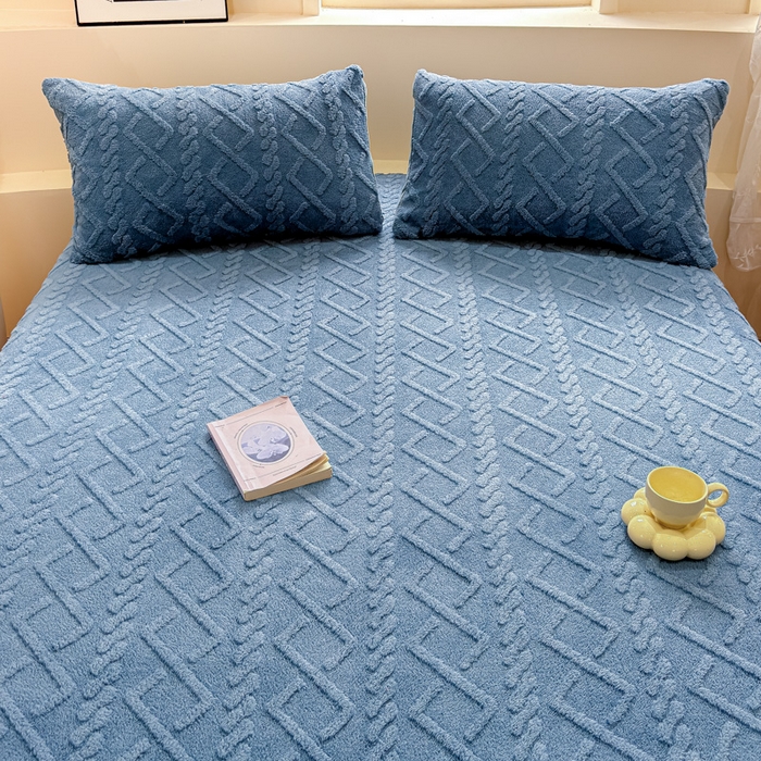 91家纺网 家纺一手货源 找家纺 睡美人 2025新款塔芙绒纯色立体雕花床笠三件套 塔芙绒星空蓝