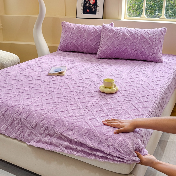 91家纺网 家纺一手货源 找家纺 睡美人 2025新款塔芙绒纯色立体雕花床笠三件套 塔芙绒香叶紫