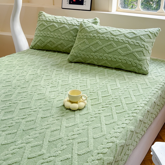 91家纺网 家纺一手货源 找家纺 睡美人 2025新款塔芙绒纯色立体雕花床笠三件套 塔芙绒嫩芽绿