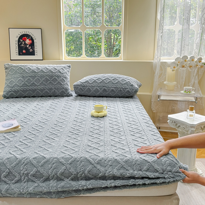 91家纺网 家纺一手货源 找家纺 睡美人 2025新款塔芙绒纯色立体雕花床笠三件套 塔芙绒香槟灰