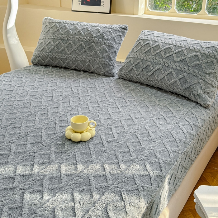 91家纺网 家纺一手货源 找家纺 睡美人 2025新款塔芙绒纯色立体雕花床笠三件套 塔芙绒香槟灰