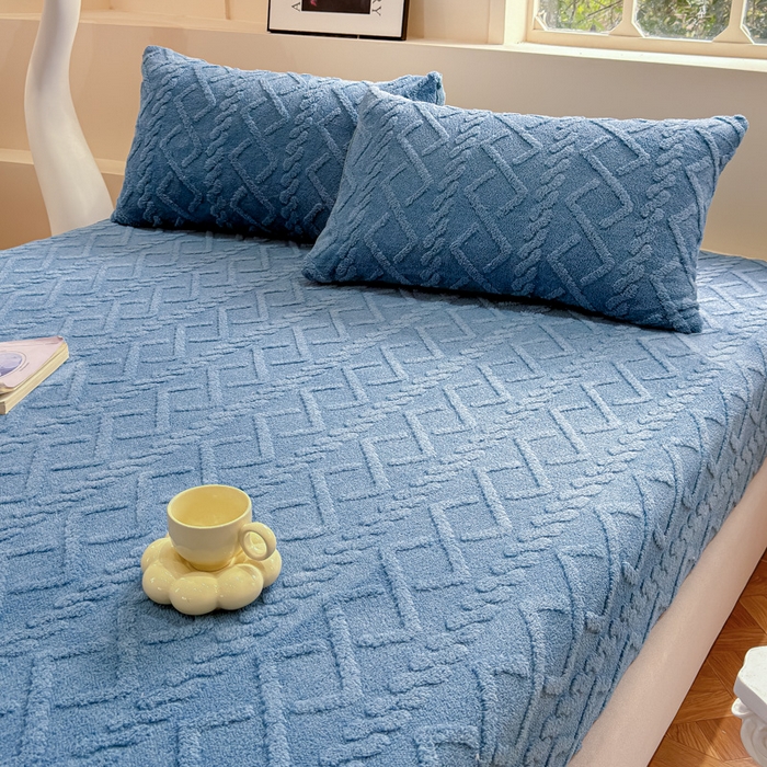 91家纺网 家纺一手货源 找家纺 睡美人 2025新款塔芙绒纯色立体雕花床笠三件套 塔芙绒星空蓝