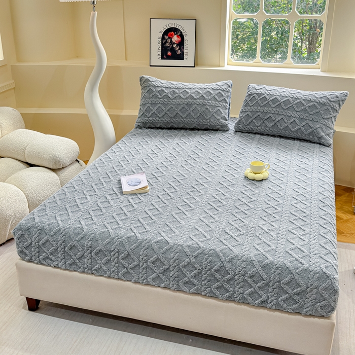 91家纺网 家纺一手货源 找家纺 睡美人 2025新款塔芙绒纯色立体雕花床笠三件套 塔芙绒香槟灰