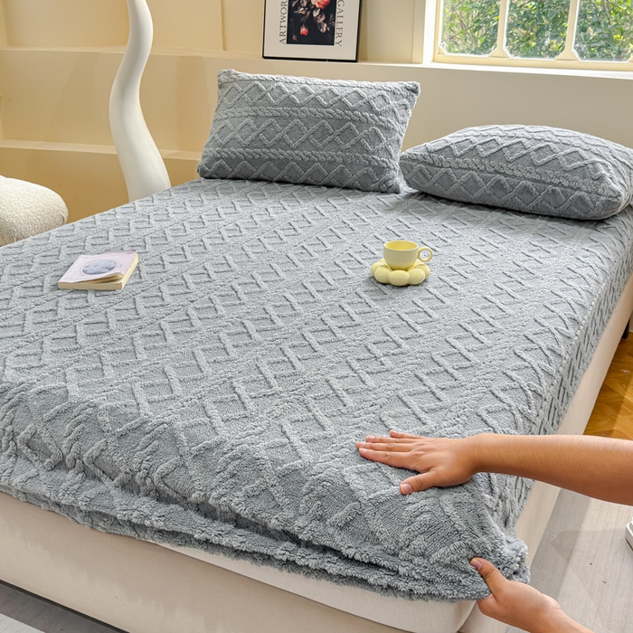 91家纺网 家纺一手货源 找家纺 睡美人 2025新款塔芙绒纯色立体雕花床笠三件套 塔芙绒香槟灰