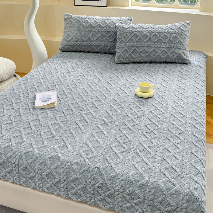 91家纺网 家纺一手货源 找家纺 睡美人 2025新款塔芙绒纯色立体雕花床笠三件套 塔芙绒香槟灰