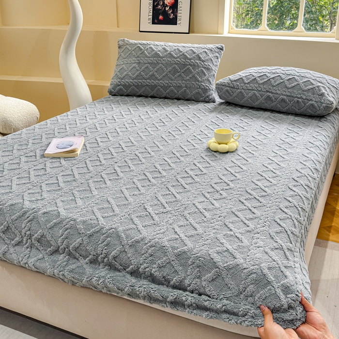 91家纺网 家纺一手货源 找家纺 睡美人 2025新款塔芙绒纯色立体雕花床笠三件套 塔芙绒香槟灰