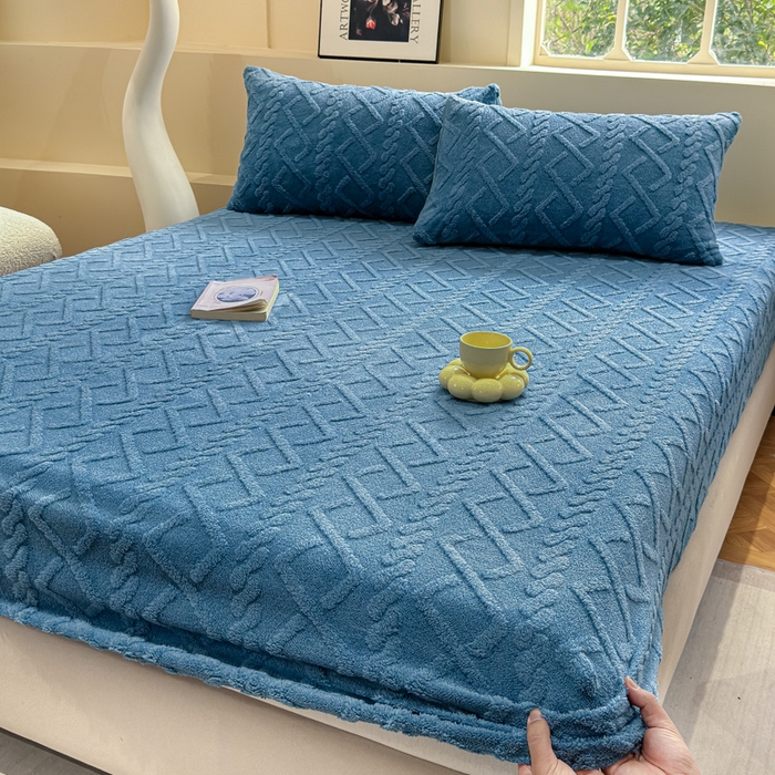 91家纺网 家纺一手货源 找家纺 睡美人 2025新款塔芙绒纯色立体雕花床笠三件套 塔芙绒星空蓝