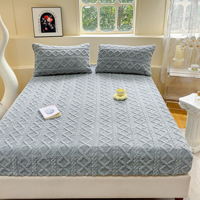 91家纺网 家纺一手货源 找家纺 睡美人 2025新款塔芙绒纯色立体雕花床笠三件套 塔芙绒香槟灰