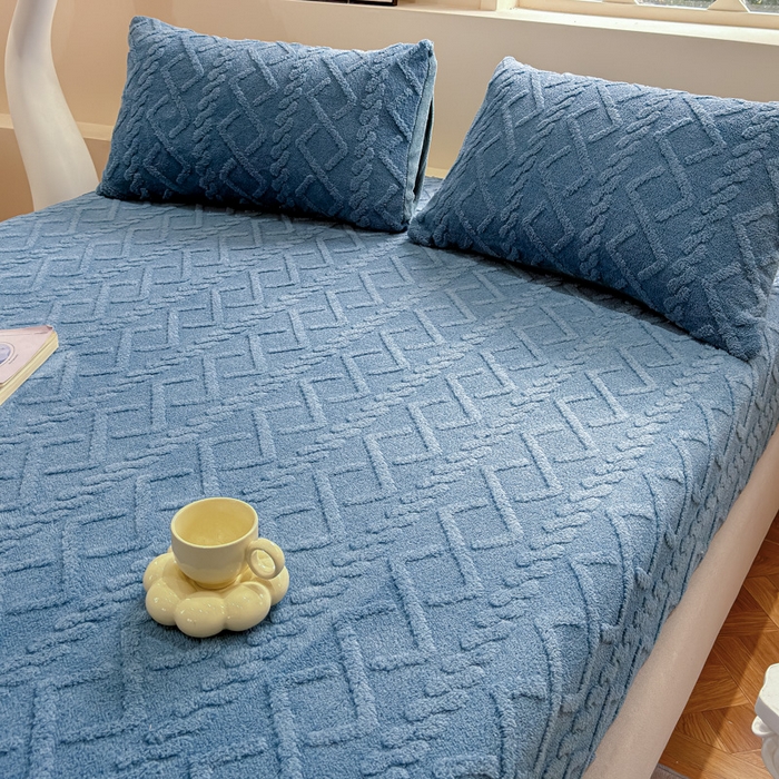 91家纺网 家纺一手货源 找家纺 睡美人 2025新款塔芙绒纯色立体雕花床笠三件套 塔芙绒星空蓝