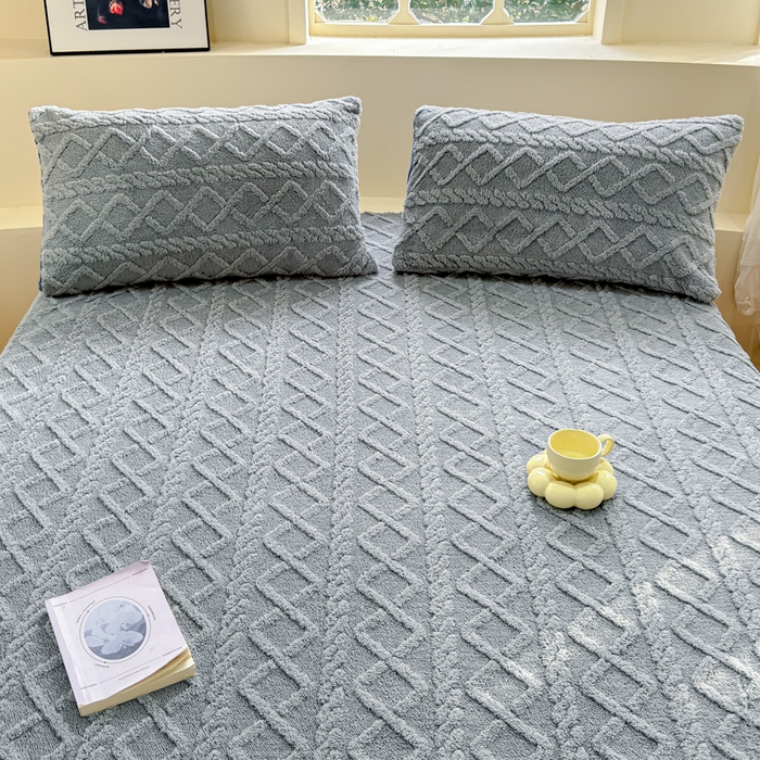 91家纺网 家纺一手货源 找家纺 睡美人 2025新款塔芙绒纯色立体雕花床笠三件套 塔芙绒香槟灰