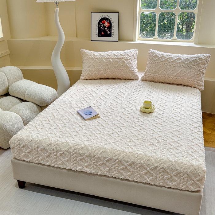 91家纺网 家纺一手货源 找家纺 睡美人 2025新款塔芙绒纯色立体雕花床笠三件套 塔芙绒奶油白