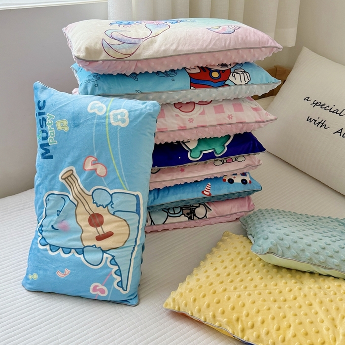 91家纺网 家纺一手货源 找家纺 （总）萌宝家纺 2025新款大版儿童豆豆绒枕套幼儿园安抚枕头枕芯