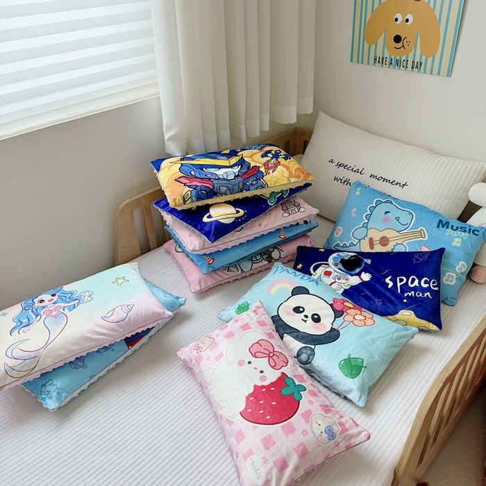 91家纺网 家纺一手货源 找家纺 （总）萌宝家纺 2025新款大版儿童豆豆绒枕套幼儿园安抚枕头枕芯