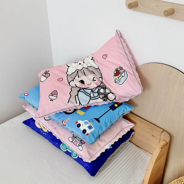 91家纺网 家纺一手货源 找家纺 （总）萌宝家纺 2025新款大版儿童豆豆绒枕套幼儿园安抚枕头枕芯