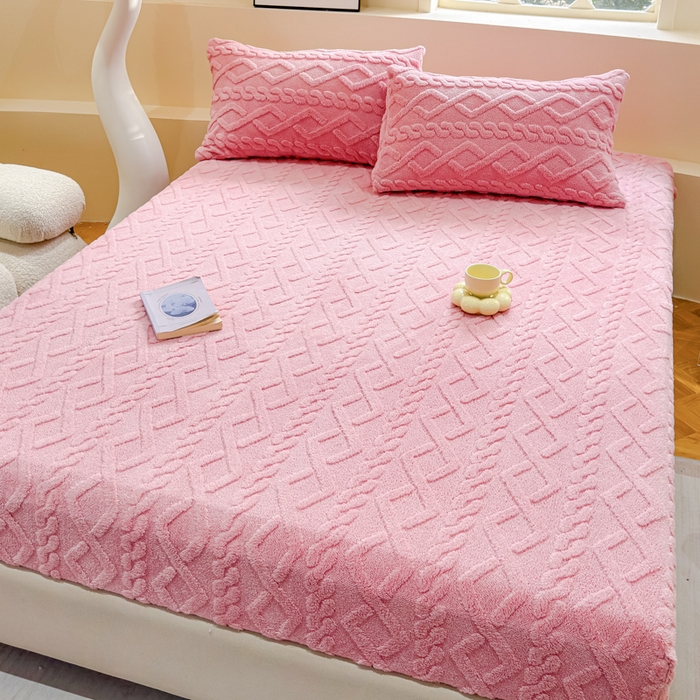 91家纺网 家纺一手货源 找家纺 睡美人 2025新款塔芙绒纯色立体雕花床笠三件套 塔芙绒蜜桃粉