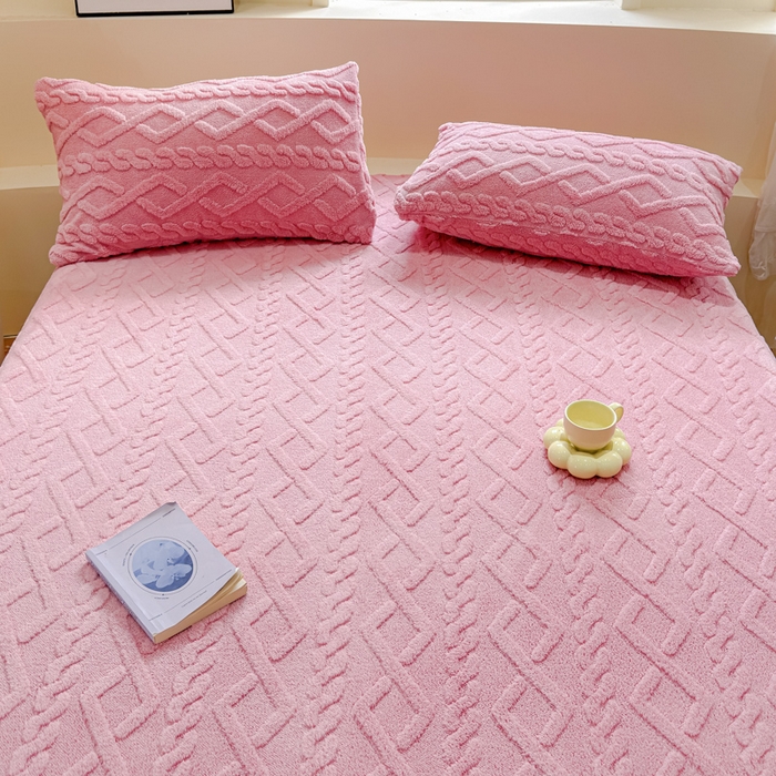 91家纺网 家纺一手货源 找家纺 睡美人 2025新款塔芙绒纯色立体雕花床笠三件套 塔芙绒蜜桃粉