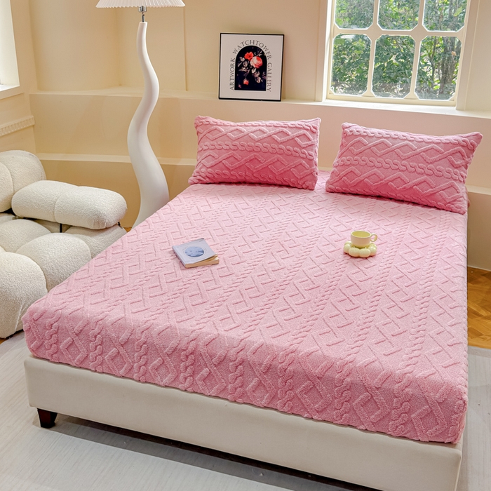 91家纺网 家纺一手货源 找家纺 睡美人 2025新款塔芙绒纯色立体雕花床笠三件套 塔芙绒蜜桃粉