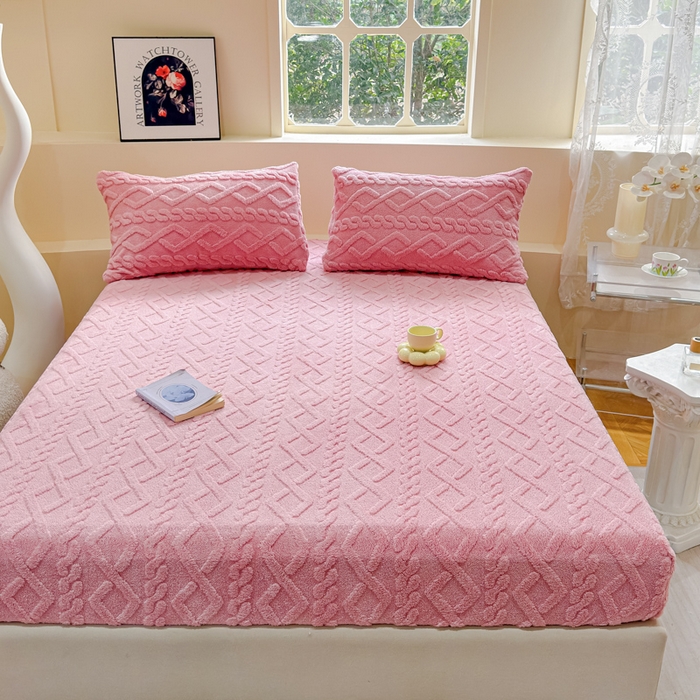 91家纺网 家纺一手货源 找家纺 睡美人 2025新款塔芙绒纯色立体雕花床笠三件套 塔芙绒蜜桃粉