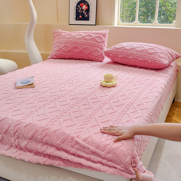 91家纺网 家纺一手货源 找家纺 睡美人 2025新款塔芙绒纯色立体雕花床笠三件套 塔芙绒蜜桃粉