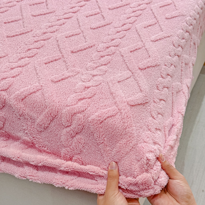 91家纺网 家纺一手货源 找家纺 睡美人 2025新款塔芙绒纯色立体雕花床笠三件套 塔芙绒蜜桃粉