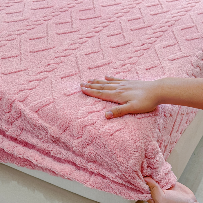 91家纺网 家纺一手货源 找家纺 睡美人 2025新款塔芙绒纯色立体雕花床笠三件套 塔芙绒蜜桃粉