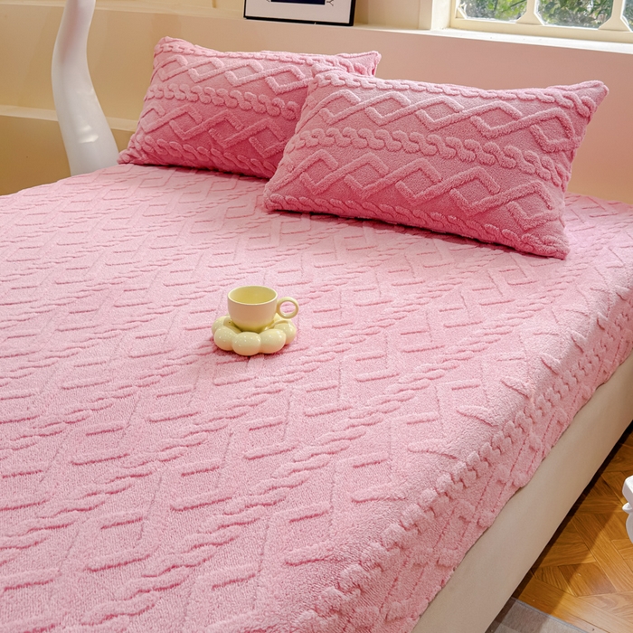 91家纺网 家纺一手货源 找家纺 睡美人 2025新款塔芙绒纯色立体雕花床笠三件套 塔芙绒蜜桃粉