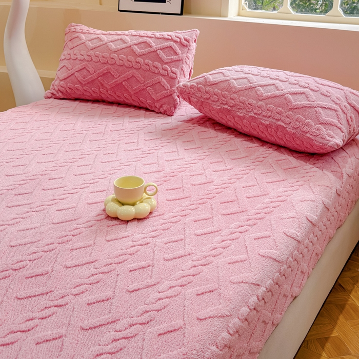 91家纺网 家纺一手货源 找家纺 睡美人 2025新款塔芙绒纯色立体雕花床笠三件套 塔芙绒蜜桃粉