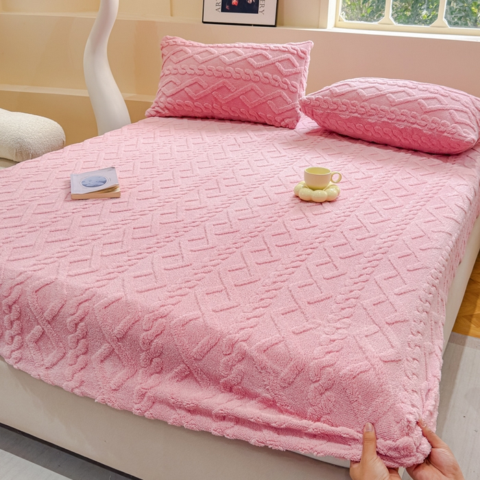 91家纺网 家纺一手货源 找家纺 睡美人 2025新款塔芙绒纯色立体雕花床笠三件套 塔芙绒蜜桃粉