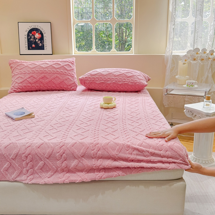91家纺网 家纺一手货源 找家纺 睡美人 2025新款塔芙绒纯色立体雕花床笠三件套 塔芙绒蜜桃粉