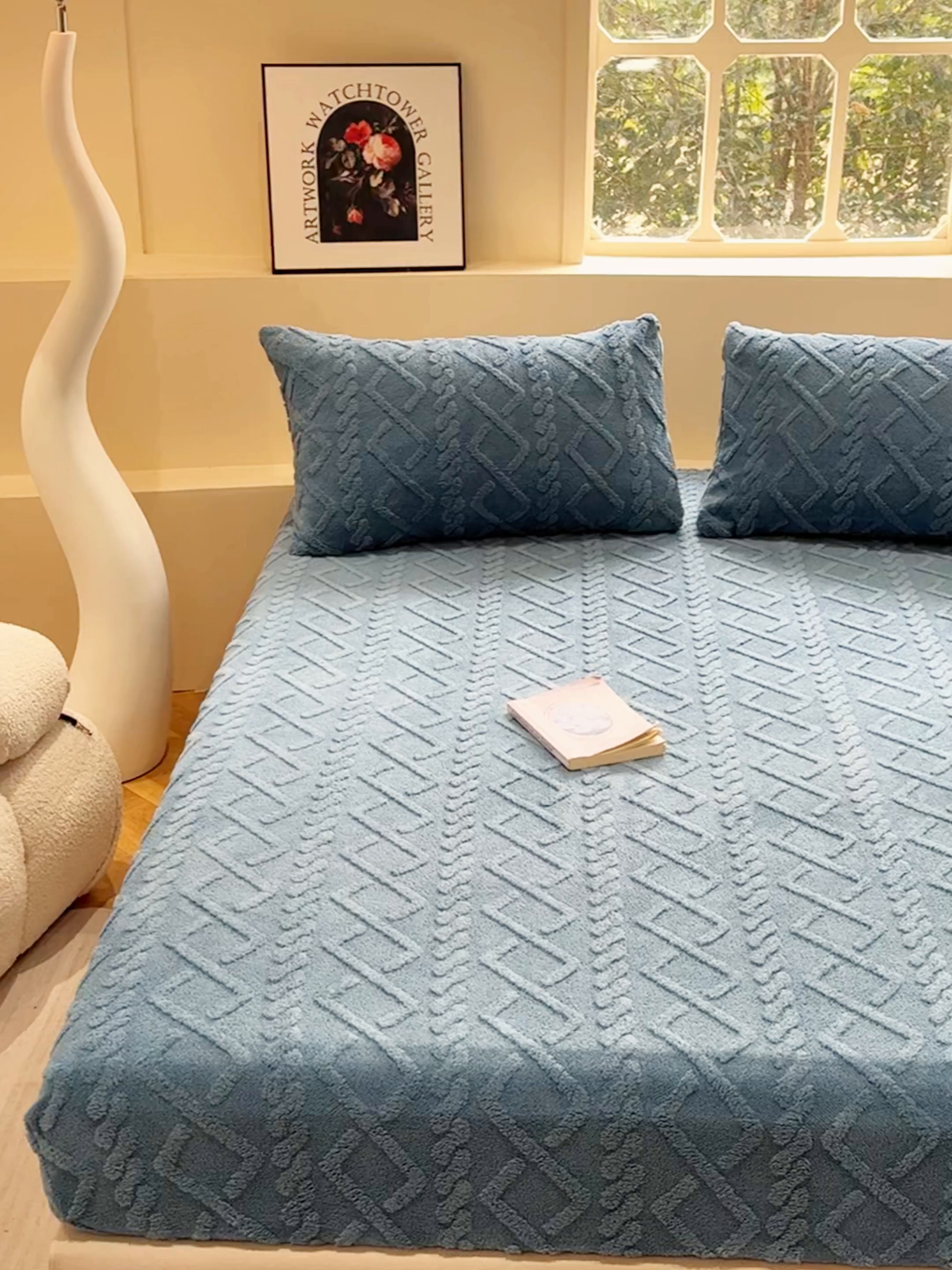 91家纺网 家纺一手货源 找家纺 睡美人 2025新款塔芙绒纯色立体雕花床笠三件套 塔芙绒星空蓝