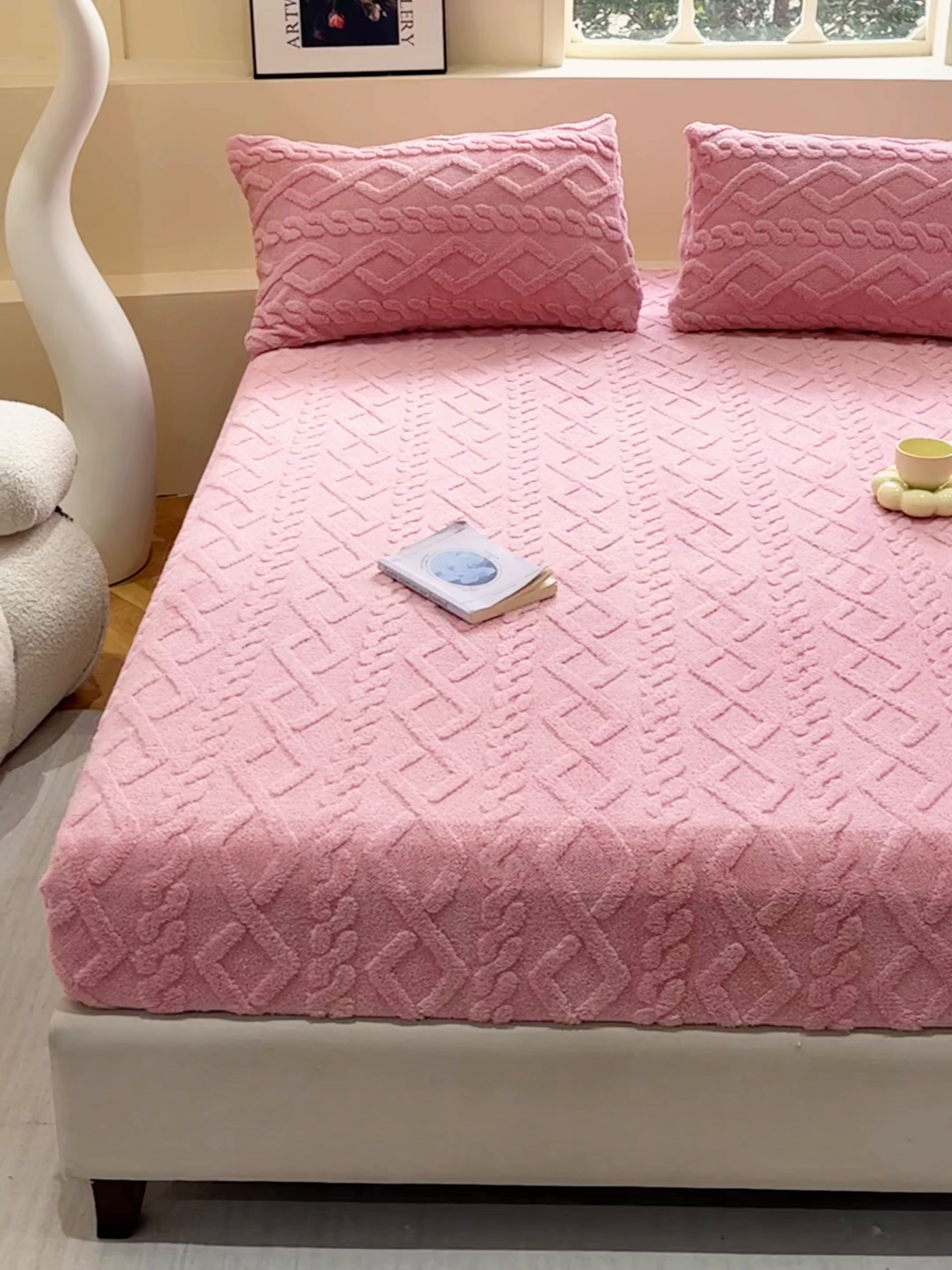 91家纺网 家纺一手货源 找家纺 睡美人 2025新款塔芙绒纯色立体雕花床笠三件套 塔芙绒蜜桃粉